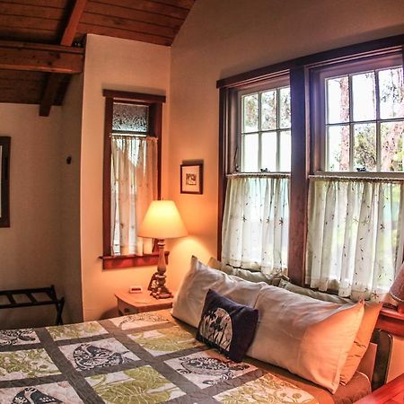 Ferny Hollow: Romantic Rainforest Cottage Volcano Ngoại thất bức ảnh
